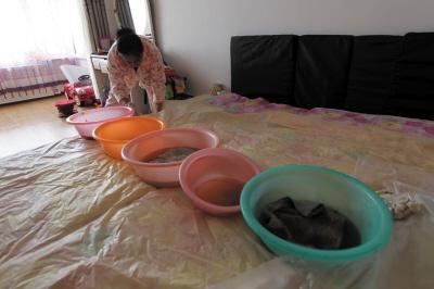 綦江楼上漏水，住户失联，小区没物管，业主维权难！律师来支招……